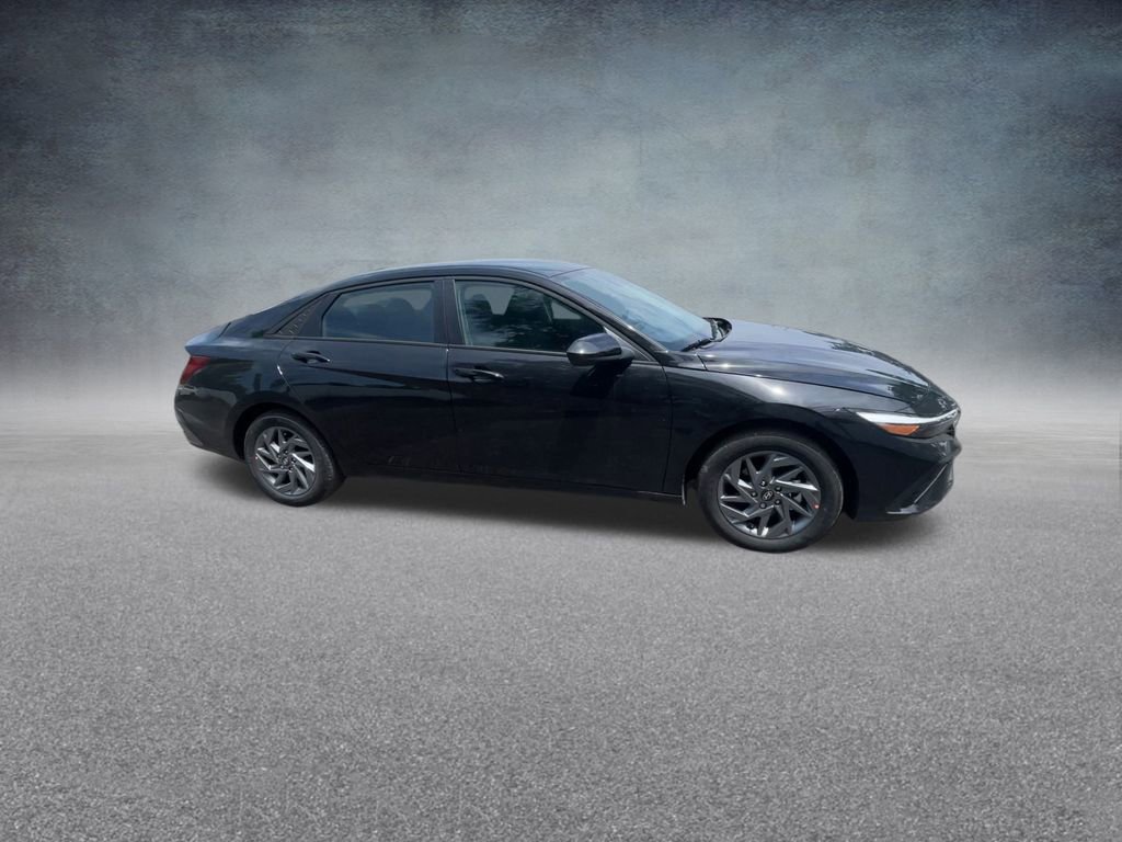 Used 2025 Hyundai Elantra Blue image 26