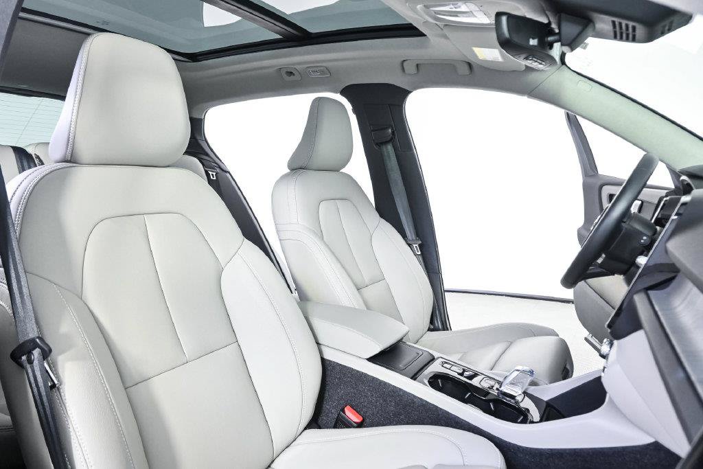 Certified 2026 Volvo XC40 B5 Plus AWD/4WD image 24