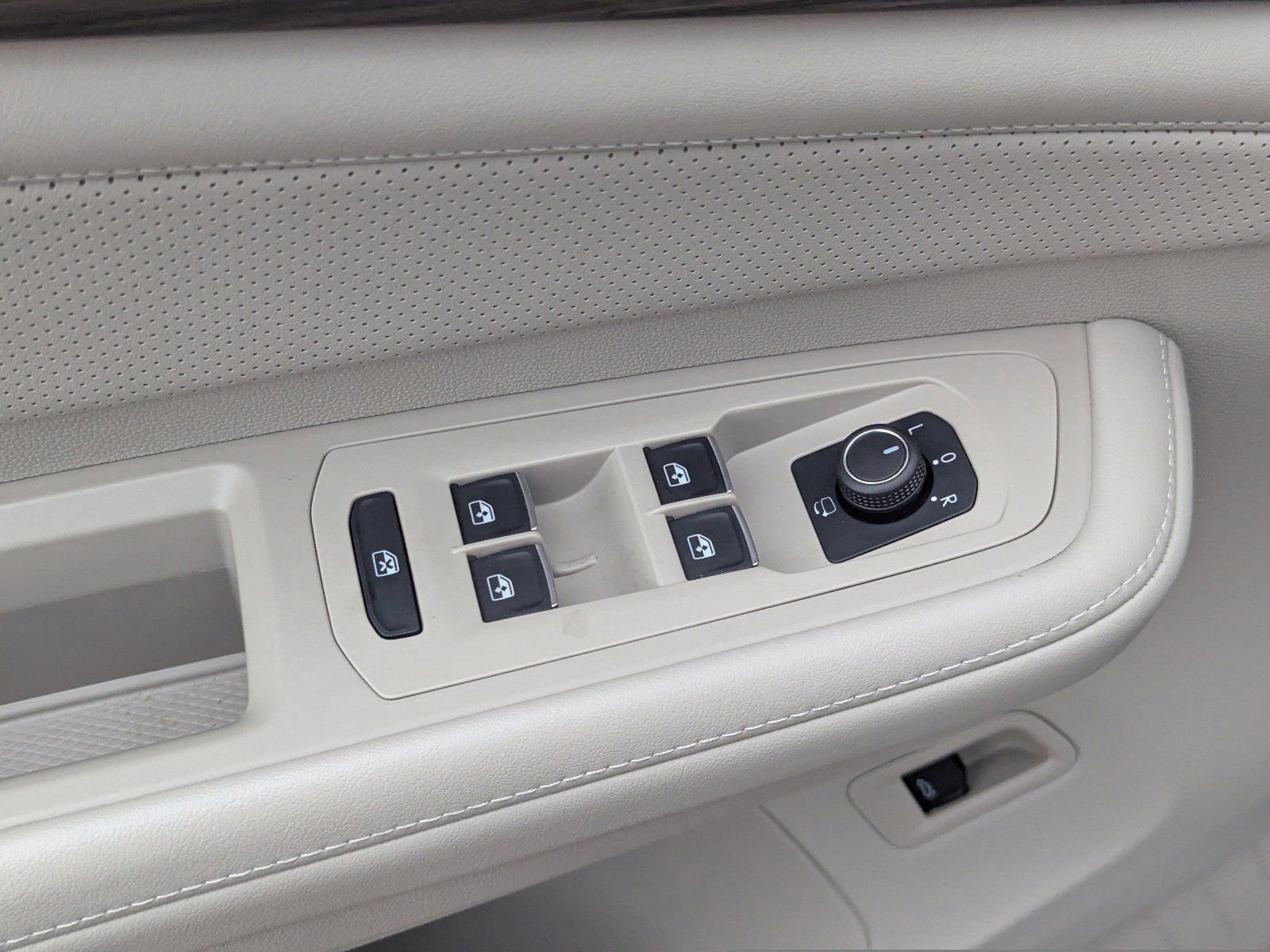 Used 2024 Volkswagen Atlas SEL Premium R-Line image 25