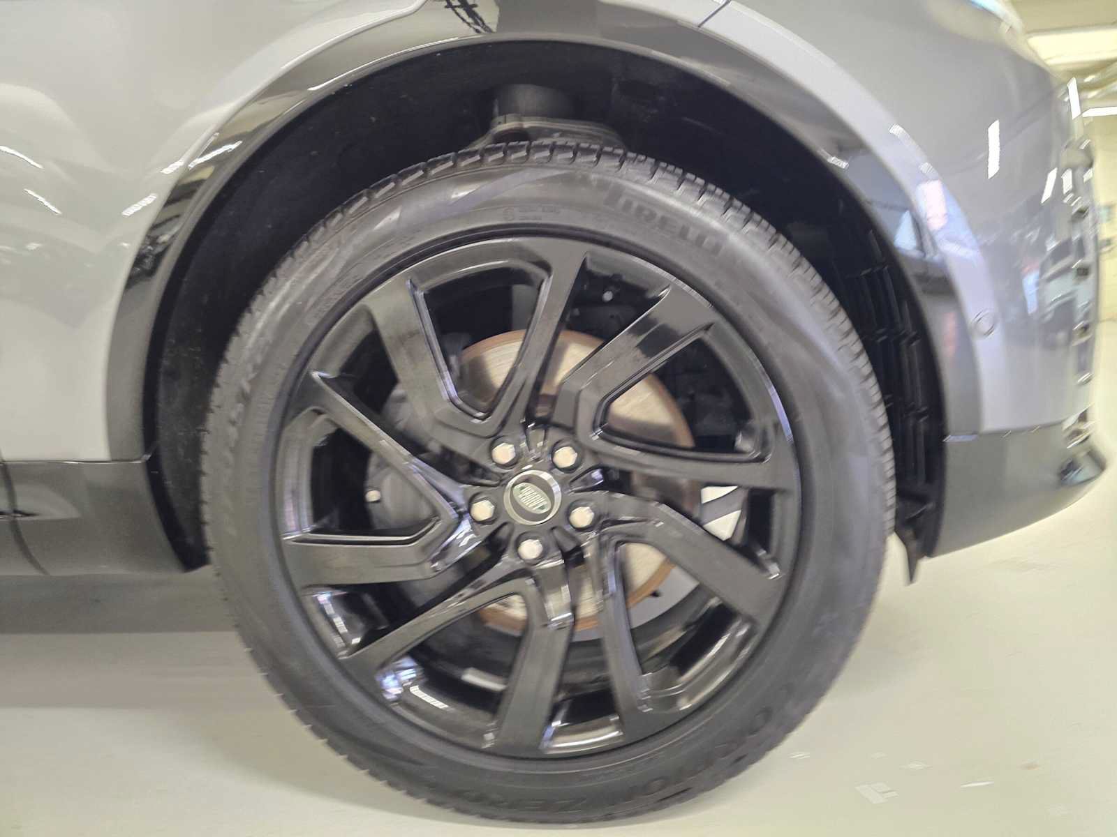 Used 2025 Land Rover Discovery Dynamic SE AWD/4WD image 9
