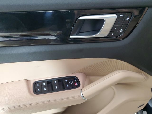 Used 2022 Porsche Cayenne w/ Premium Package image 20
