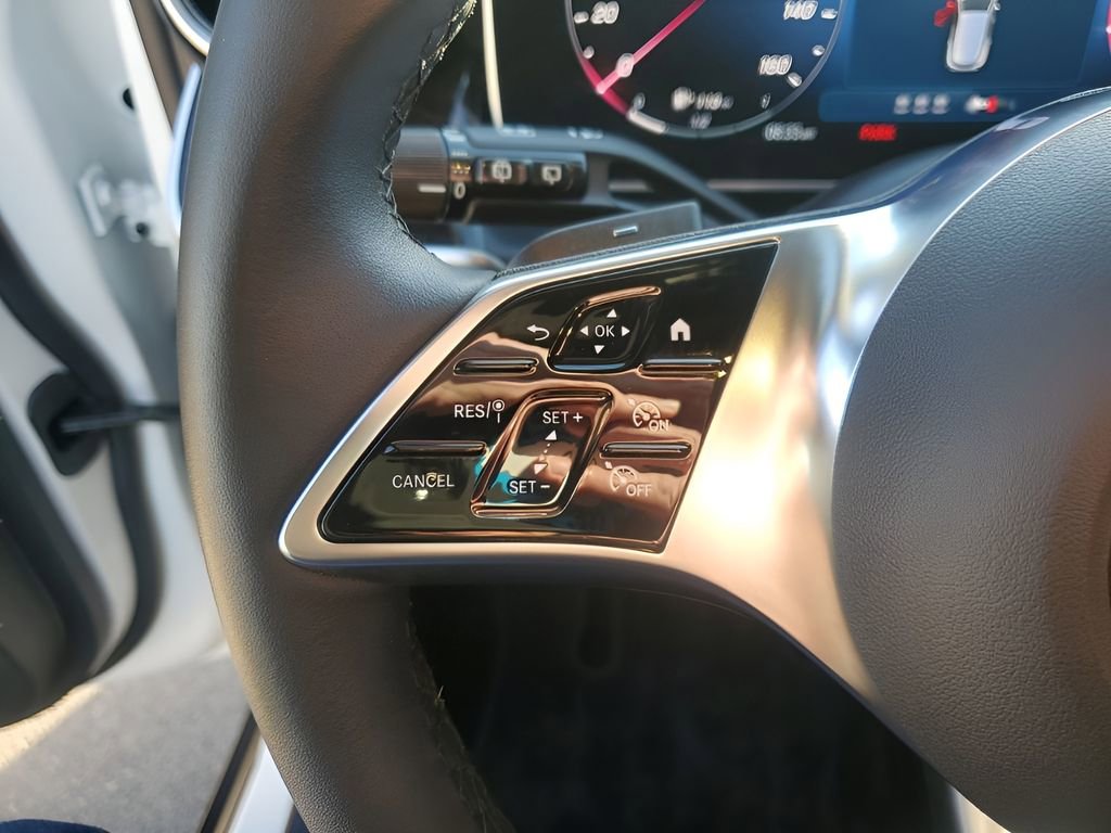 Used 2025 Mercedes-Benz GLC 300 4MATIC image 33