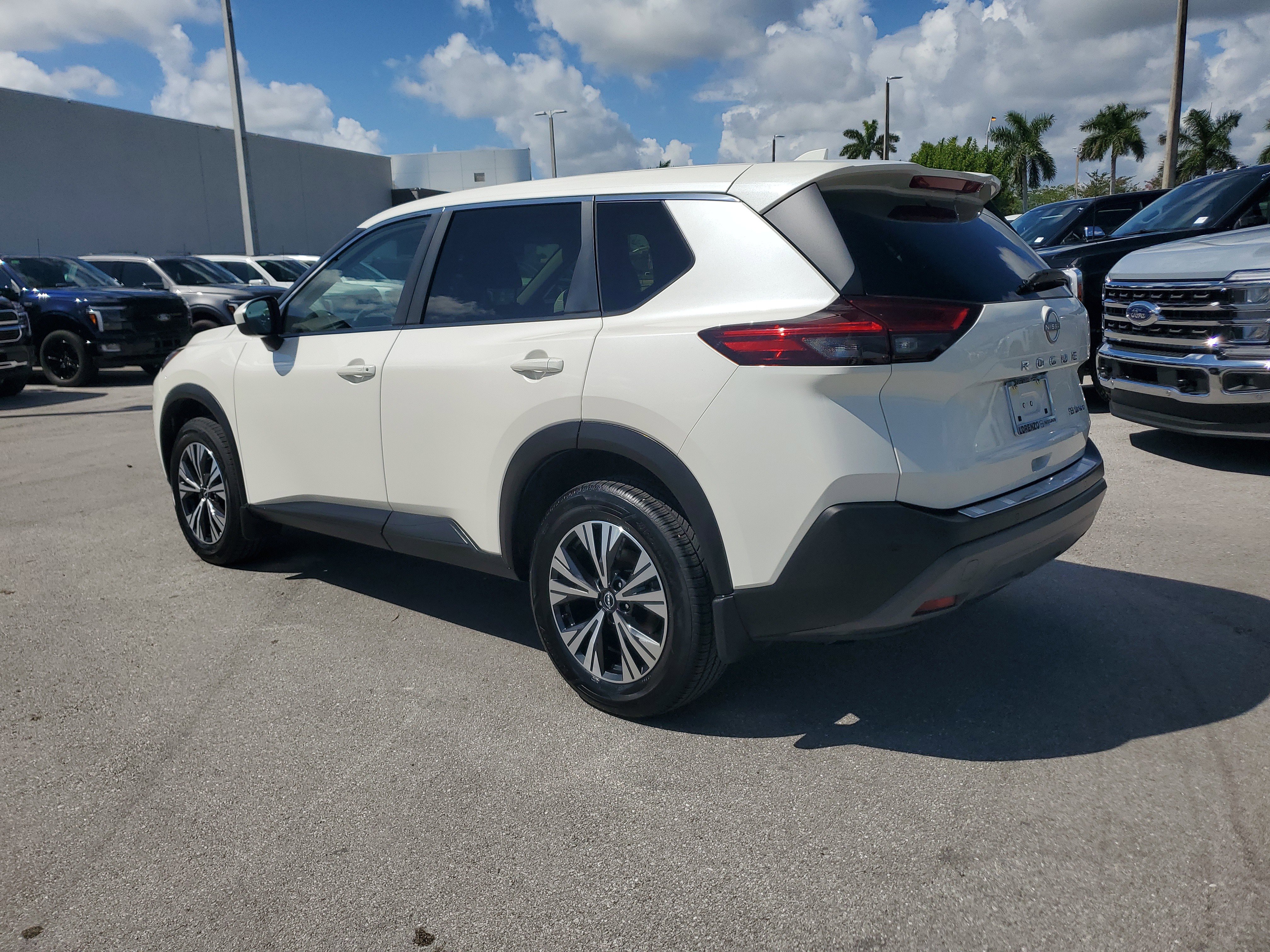 Used 2023 Nissan Rogue SV image 7
