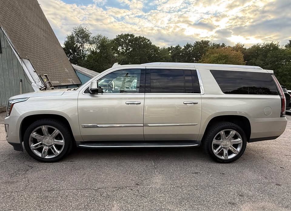 Used 2017 Cadillac Escalade ESV Luxury AWD/4WD image 2