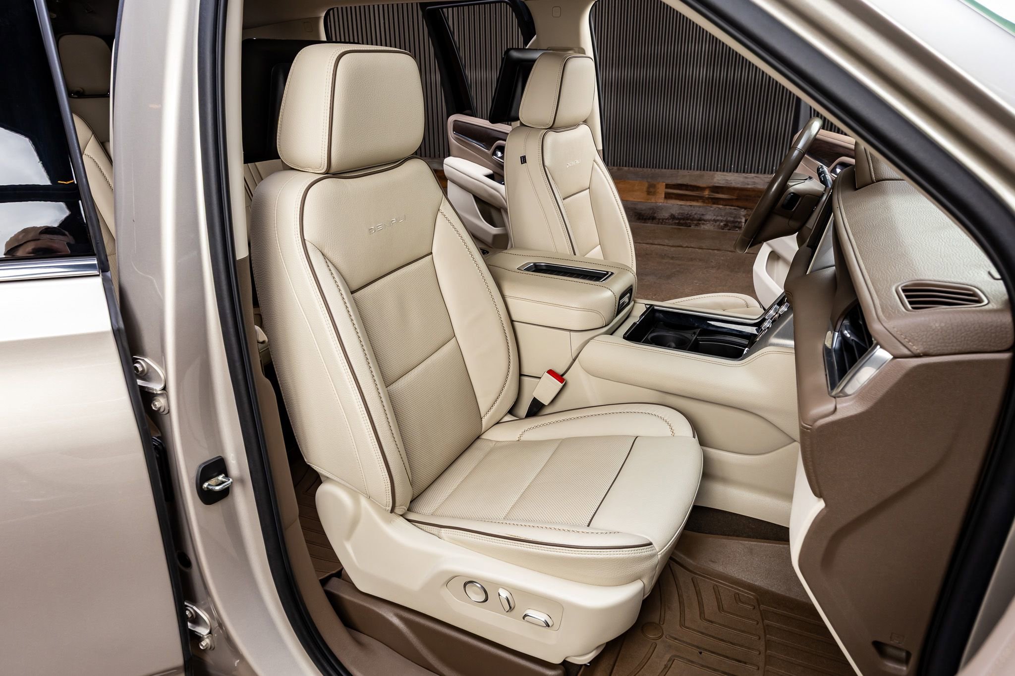 Used 2021 GMC Yukon XL Denali w/ LPO, Illumination Package image 27