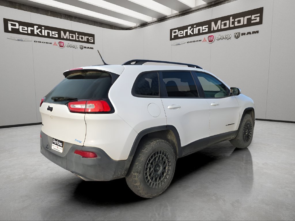 Used 2018 Jeep Cherokee Latitude w/ Altitude Package AWD/4WD image 5