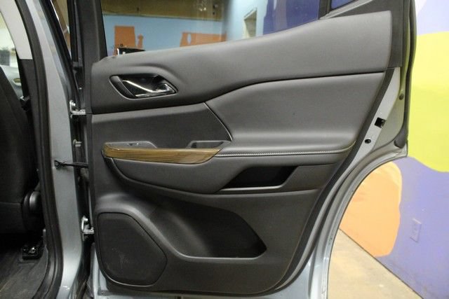 Certified 2023 GMC Acadia SLE w/ Driver Convenience Package FWD image 11