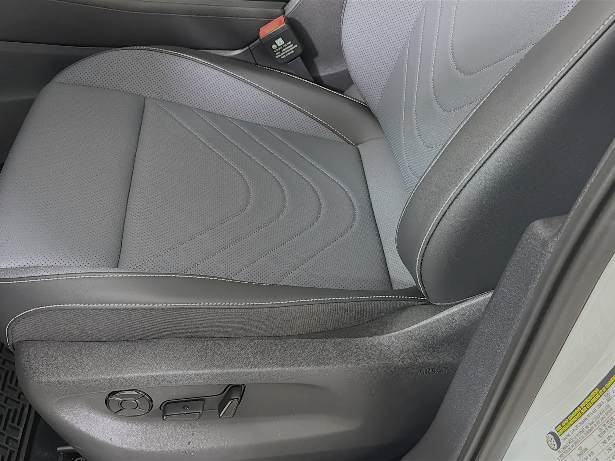 Used 2025 Volkswagen Tiguan SE FWD image 18
