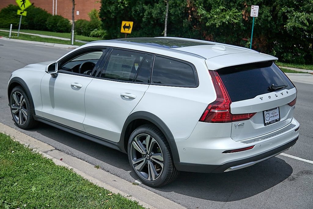 New 2026 Volvo V60 B5 Cross Country Plus w/ Climate Package AWD/4WD image 7