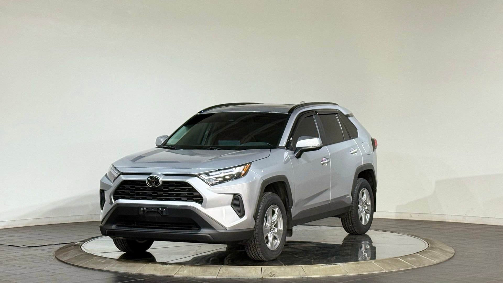 Used 2025 Toyota RAV4 XLE w/ Convenience Package image 5