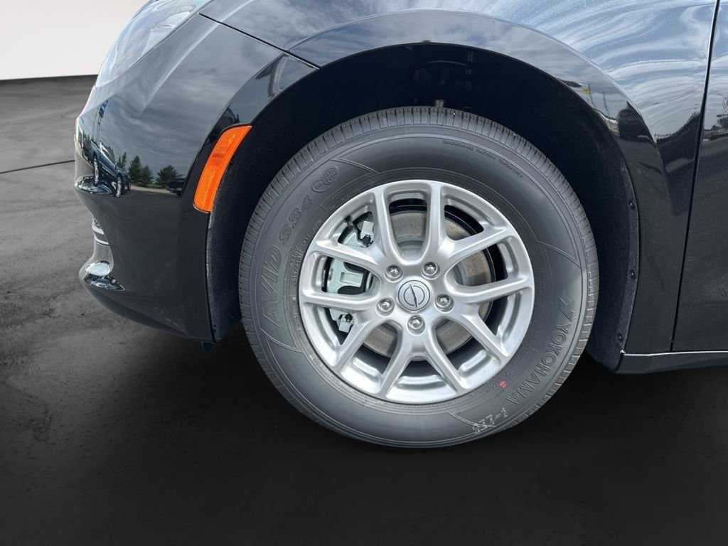 New 2026 Chrysler Voyager LX FWD image 18