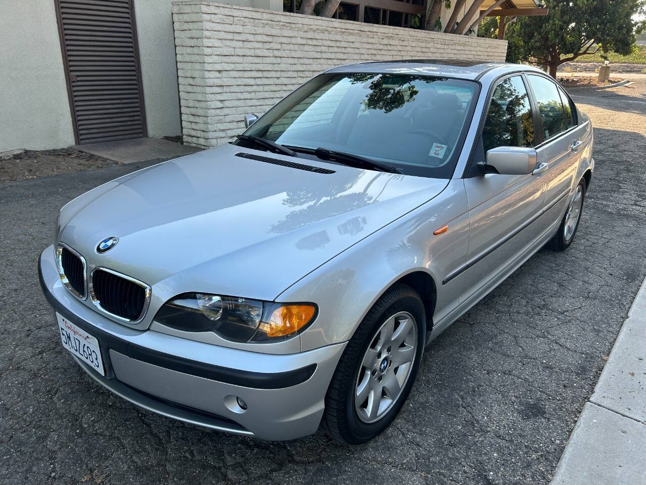 Used 2005 BMW 325i Sedan RWD image 2