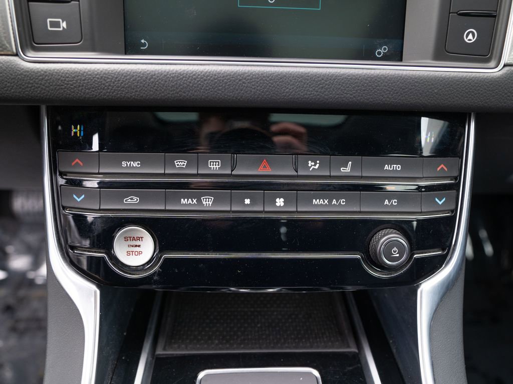 Used 2017 Jaguar XF Premium image 30