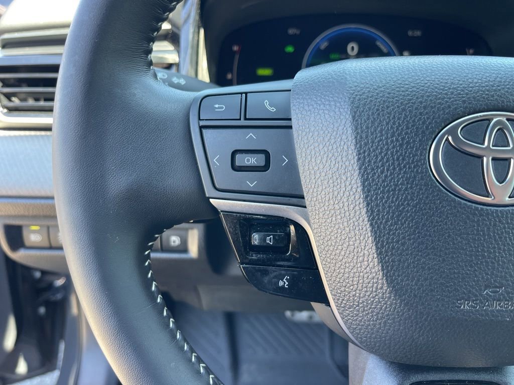 Used 2025 Toyota Camry SE w/ Convenience Package image 17