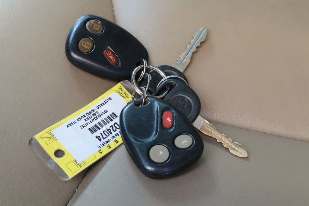 Used 2006 Chevrolet Silverado 2500 LT w/ Heavy-Duty Power Package image 32