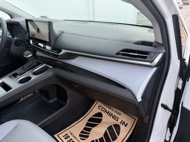 Used 2025 Toyota Sienna XLE FWD image 21