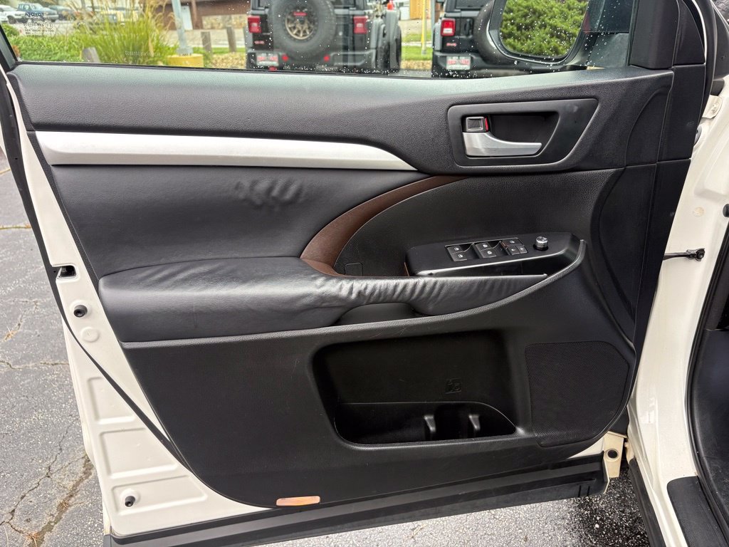 Used 2014 Toyota Highlander XLE FWD image 24