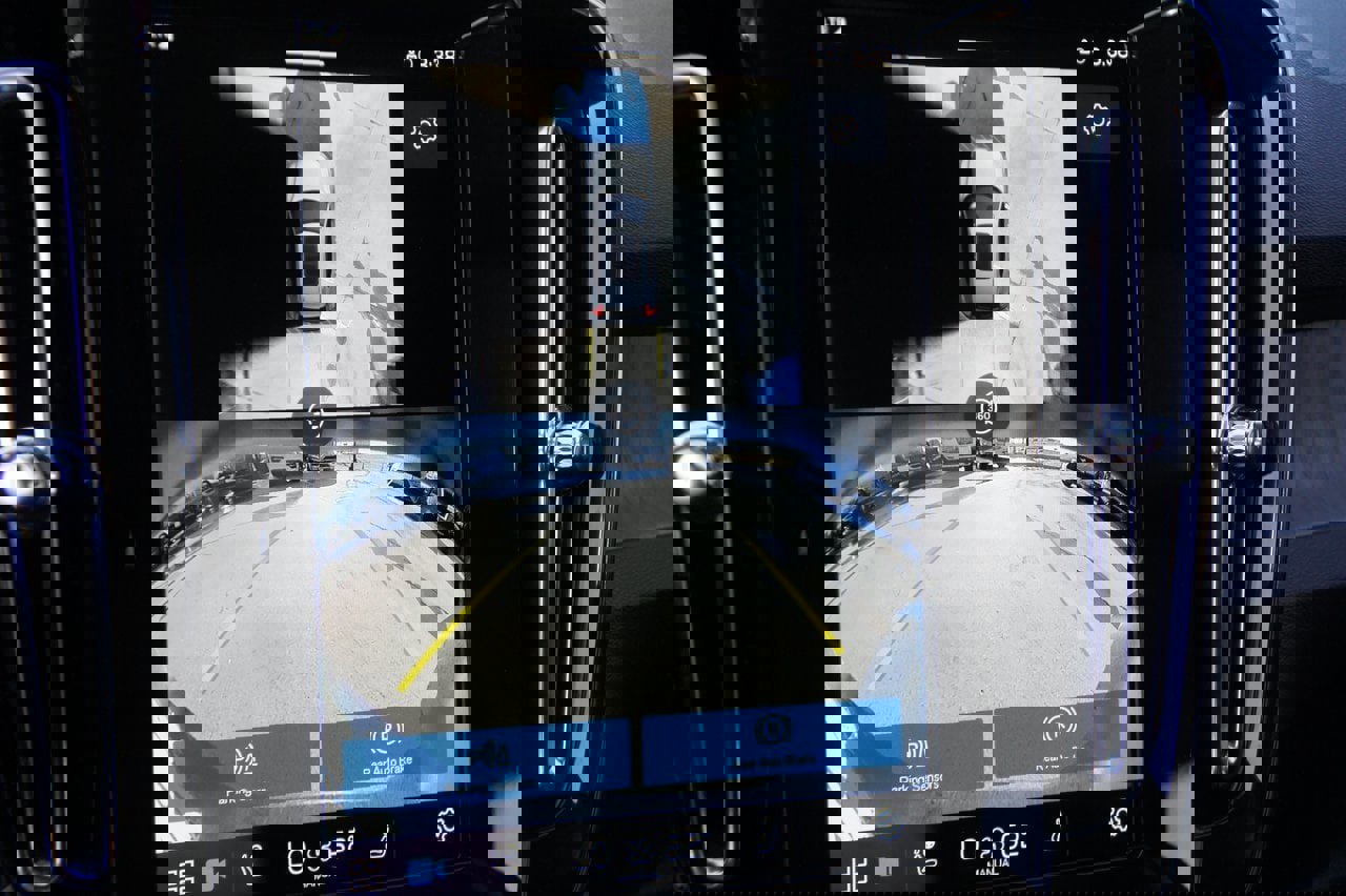 Certified 2025 Volvo XC40 B5 Plus image 21