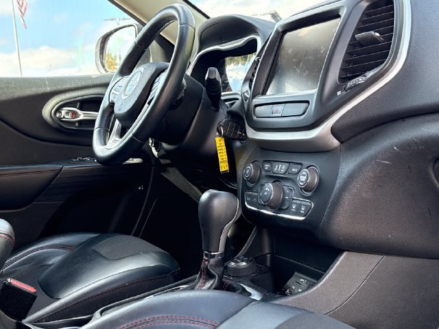 Used 2015 Jeep Cherokee Trailhawk AWD/4WD image 18