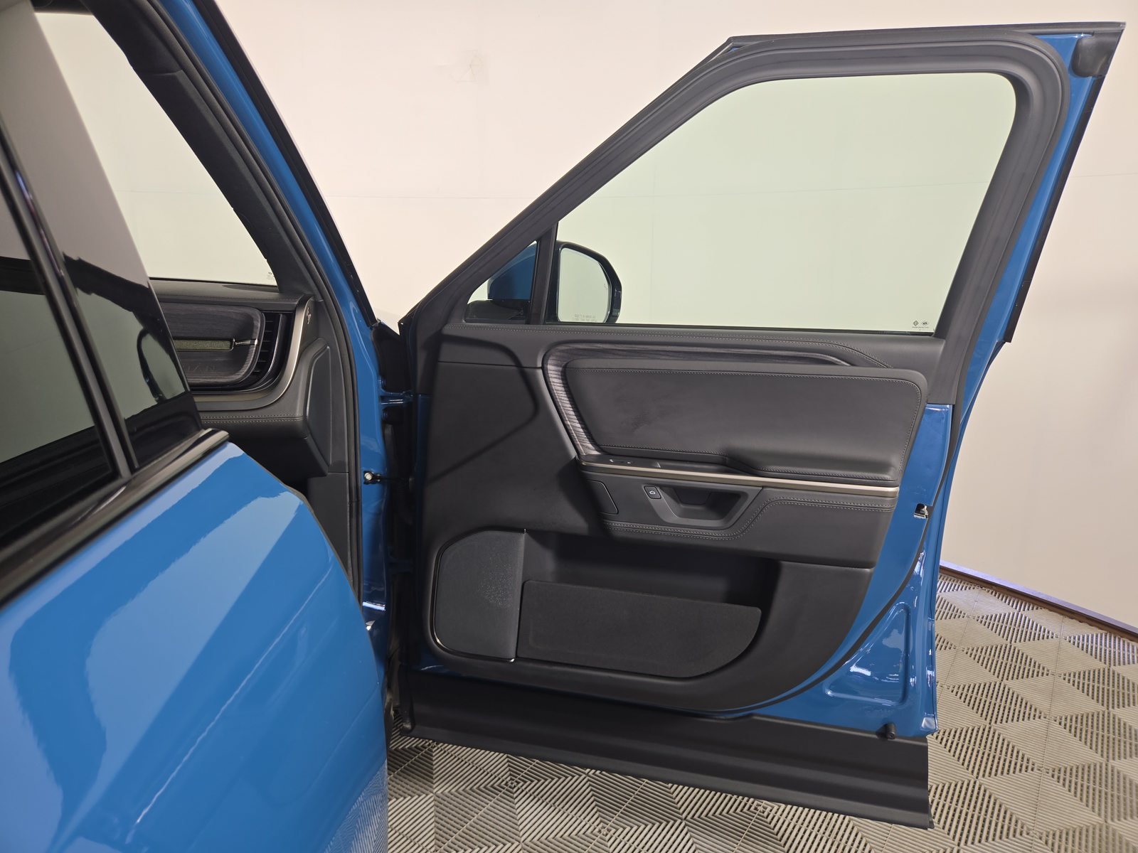 Used 2025 Rivian R1S Adventure Dual AWD/4WD image 18