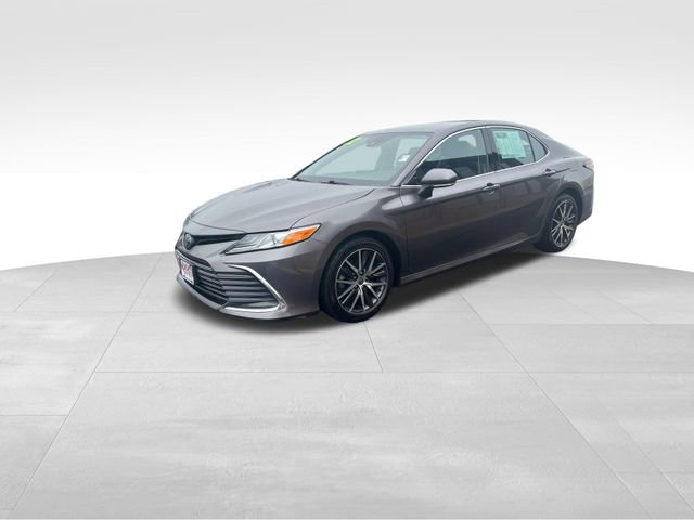 Used 2022 Toyota Camry XLE FWD image 3