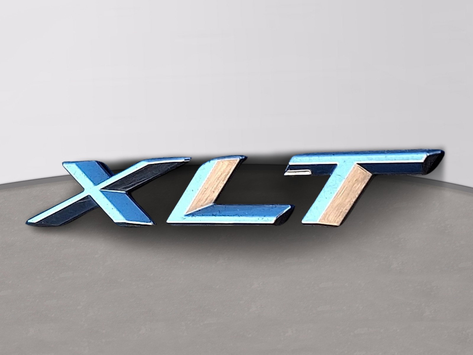 Used 2023 Ford Explorer XLT w/ Equipment Group 202A image 5