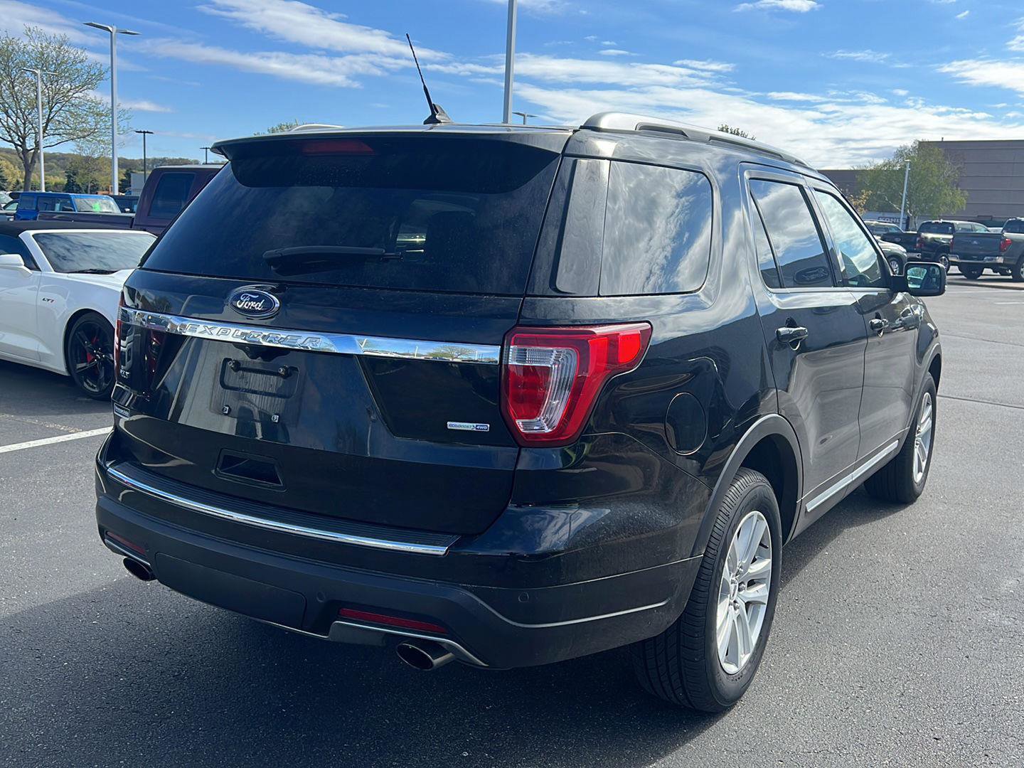 Used 2018 Ford Explorer XLT w/ Equipment Group 202A AWD/4WD image 6