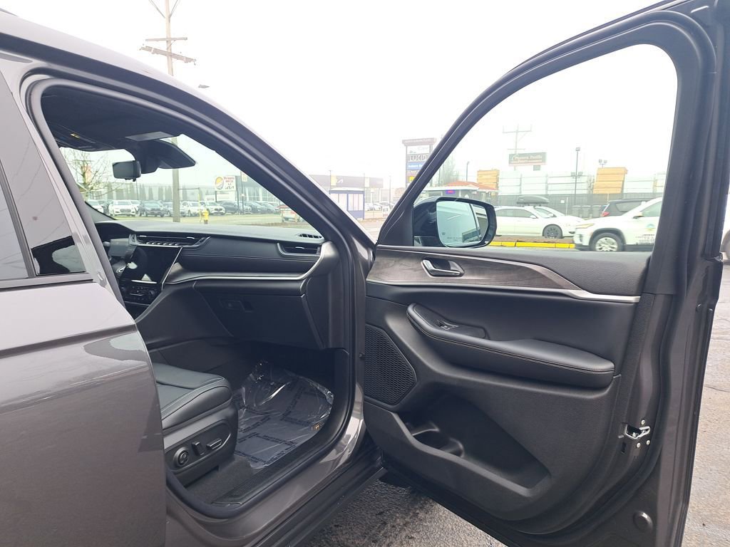 New 2025 Jeep Grand Cherokee L Limited w/ Luxury Tech Group II image 16