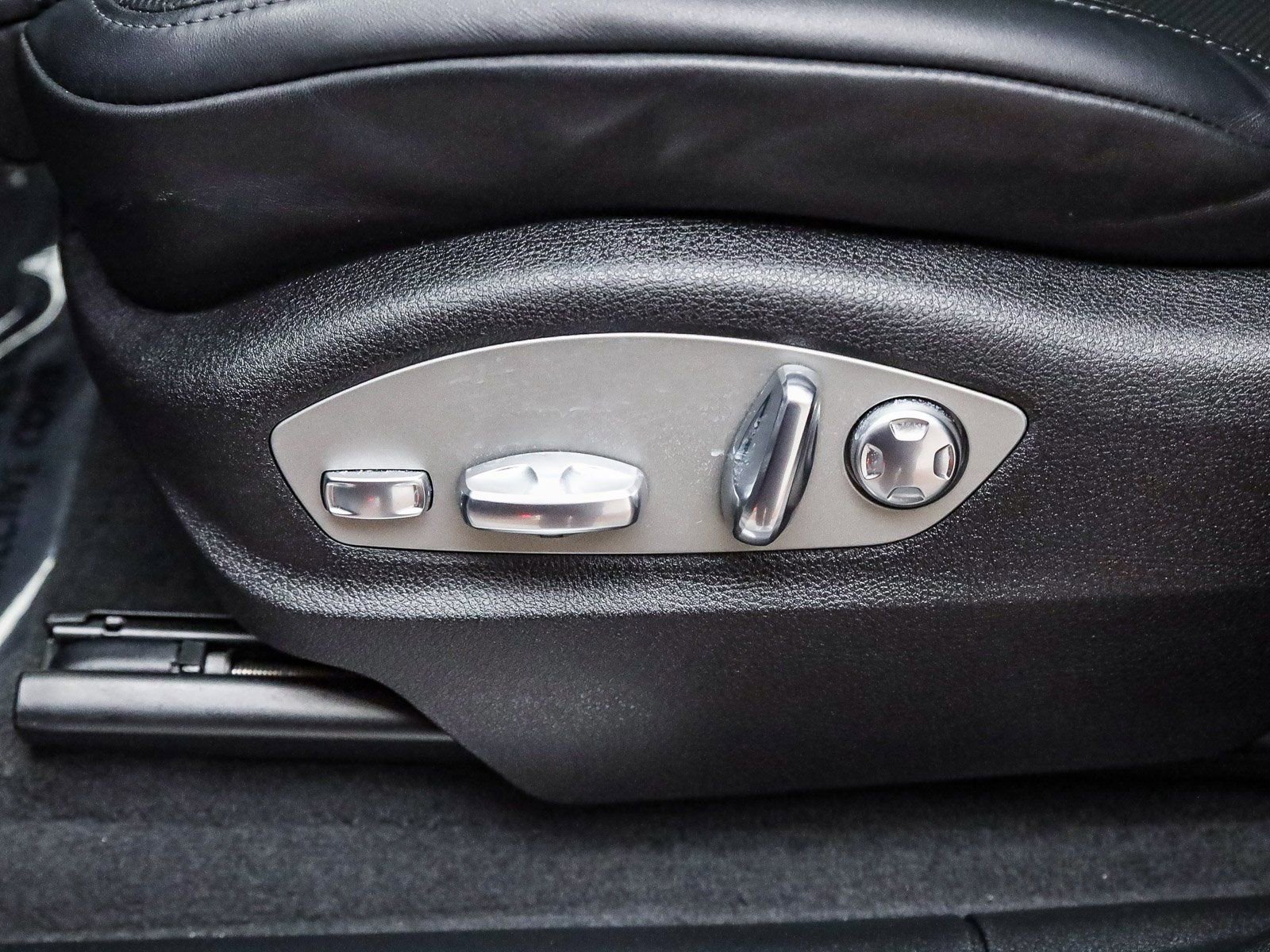 Certified 2025 Porsche Macan image 25