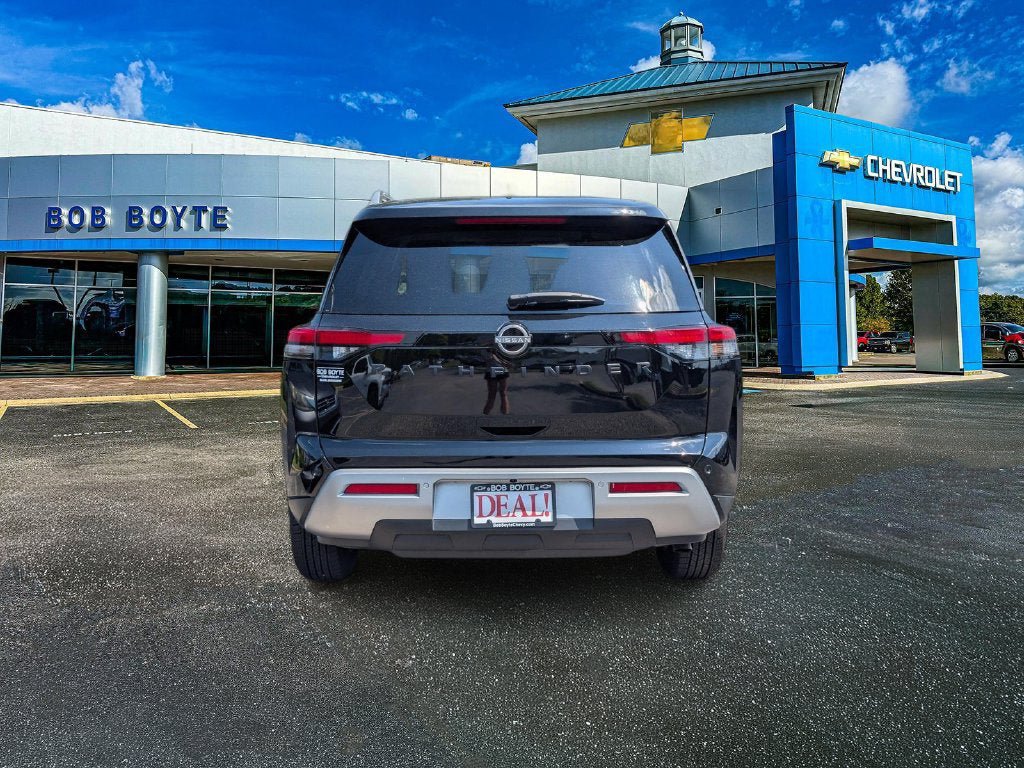 Used 2023 Nissan Pathfinder SL w/ Lighting Package (N92) FWD image 4
