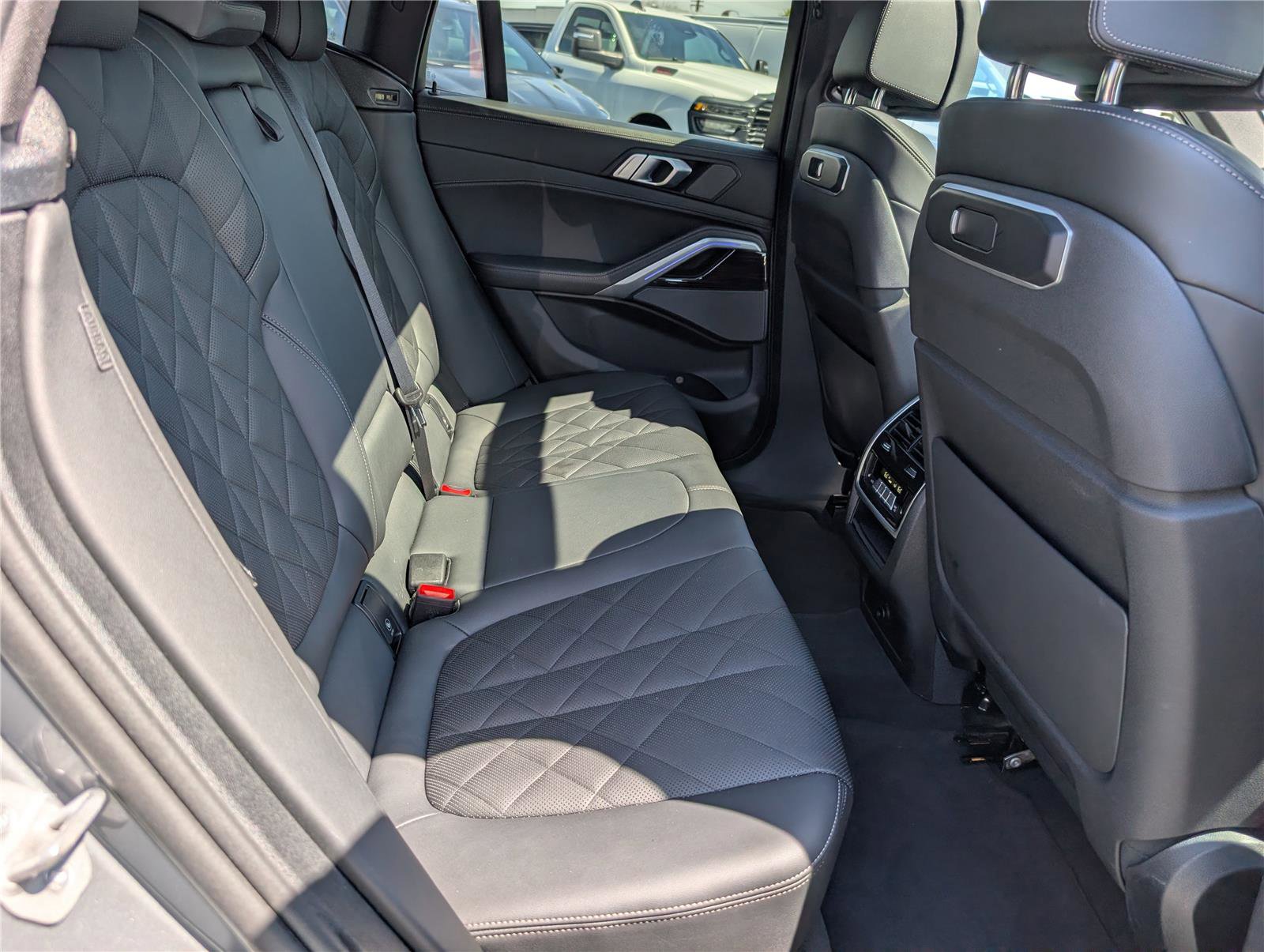 Used 2024 BMW X6 xDrive40i w/ Premium Package image 12