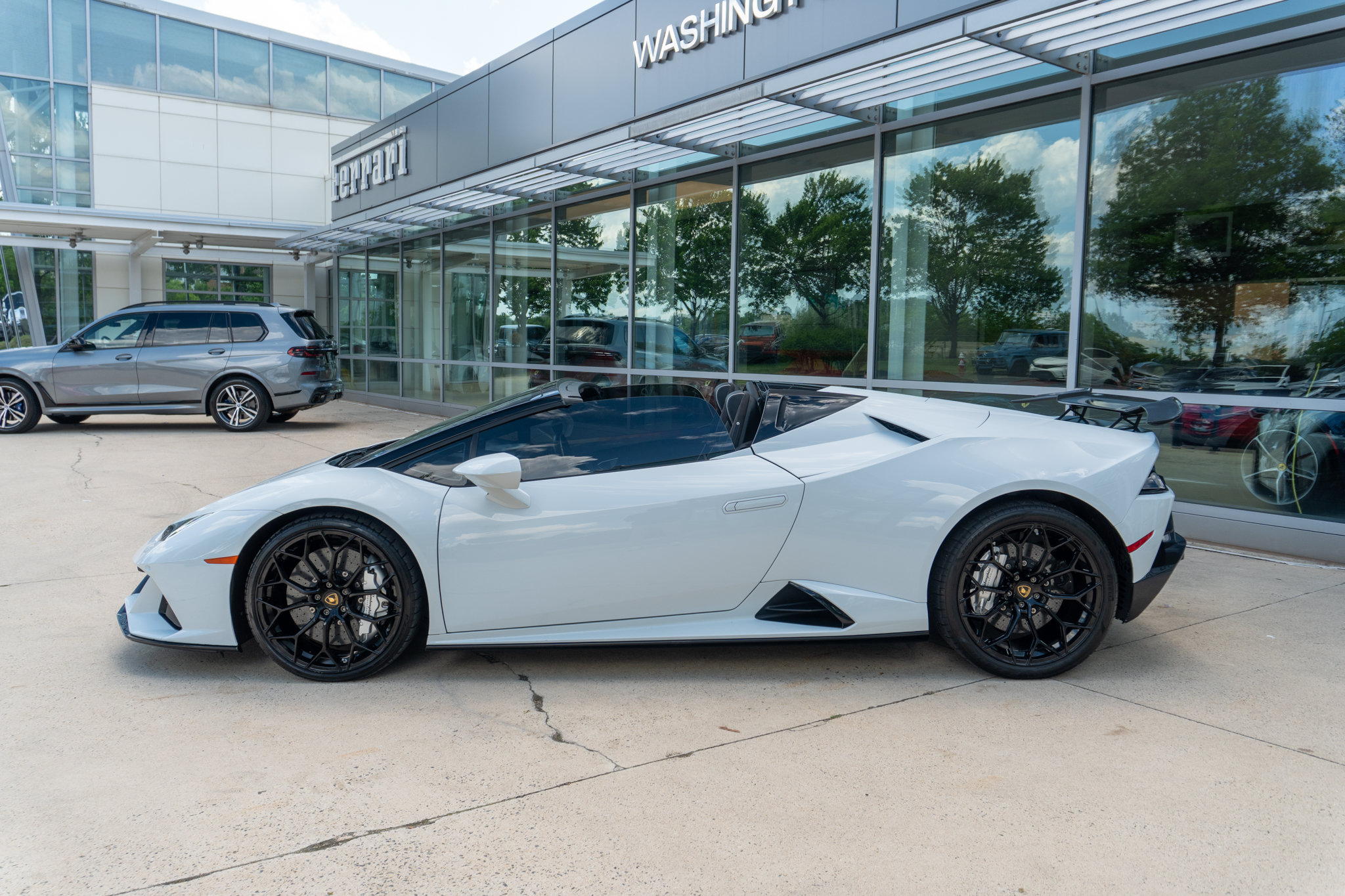 Used 2020 Lamborghini Huracan EVO AWD/4WD image 2