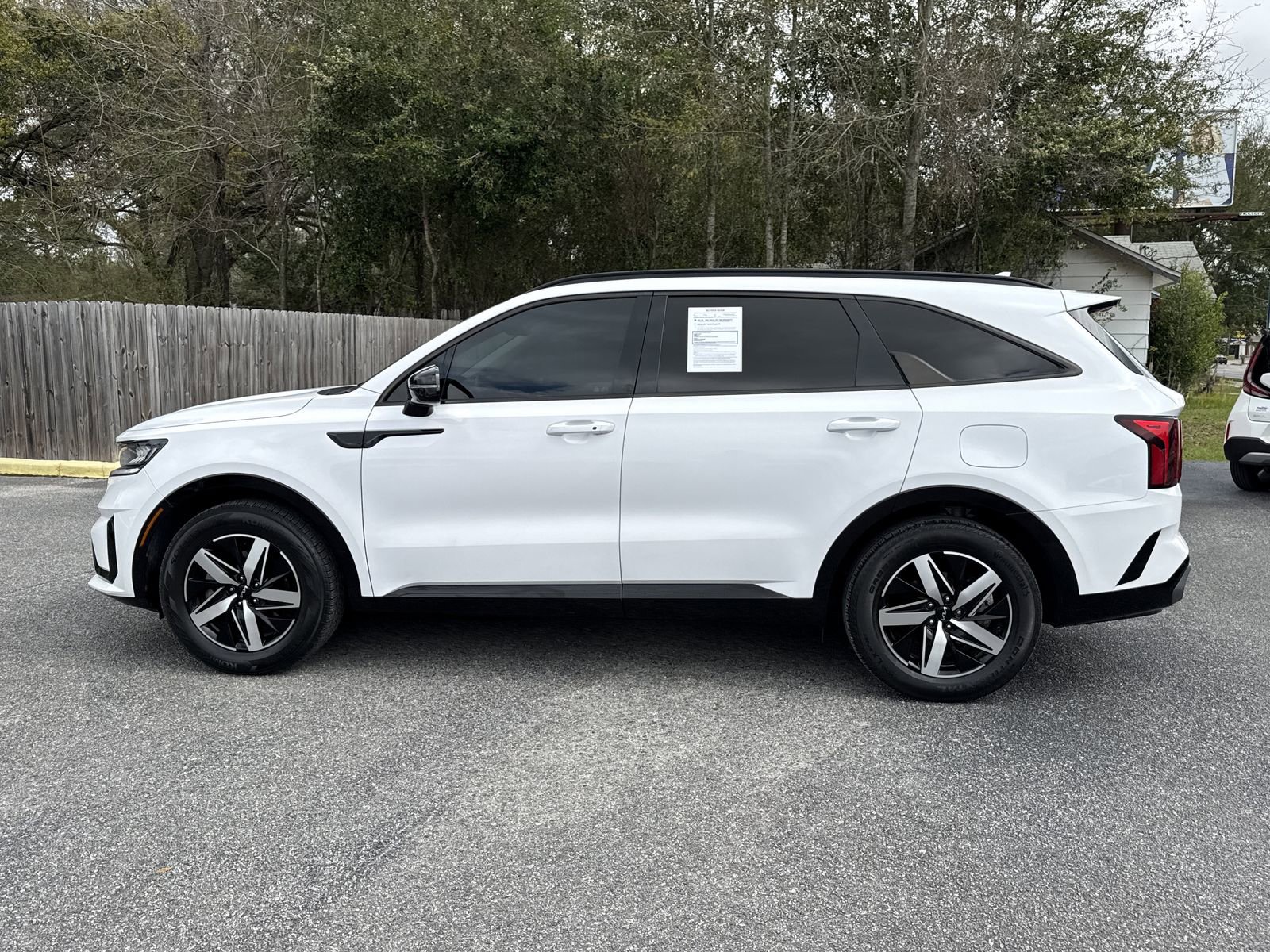 Used 2022 Kia Sorento EX w/ Panoramic Sunroof Package image 2
