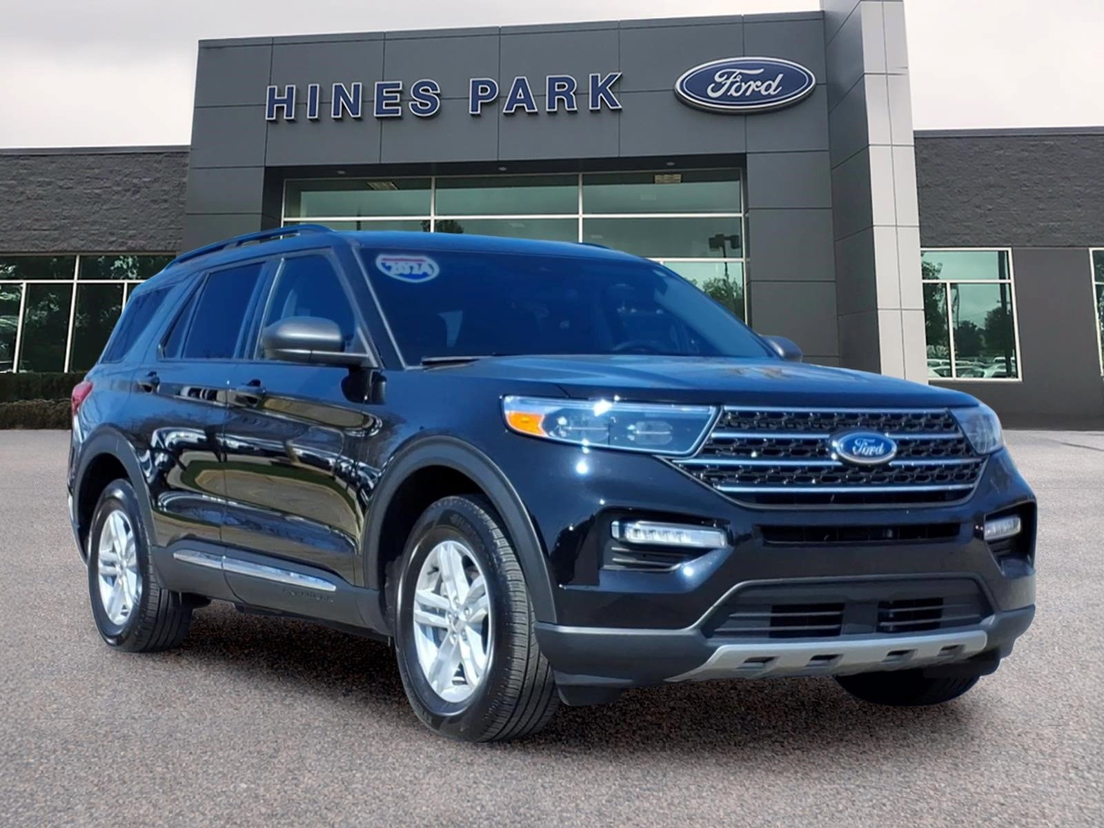 Certified 2024 Ford Explorer XLT w/ Equipment Group 202A AWD/4WD image 1