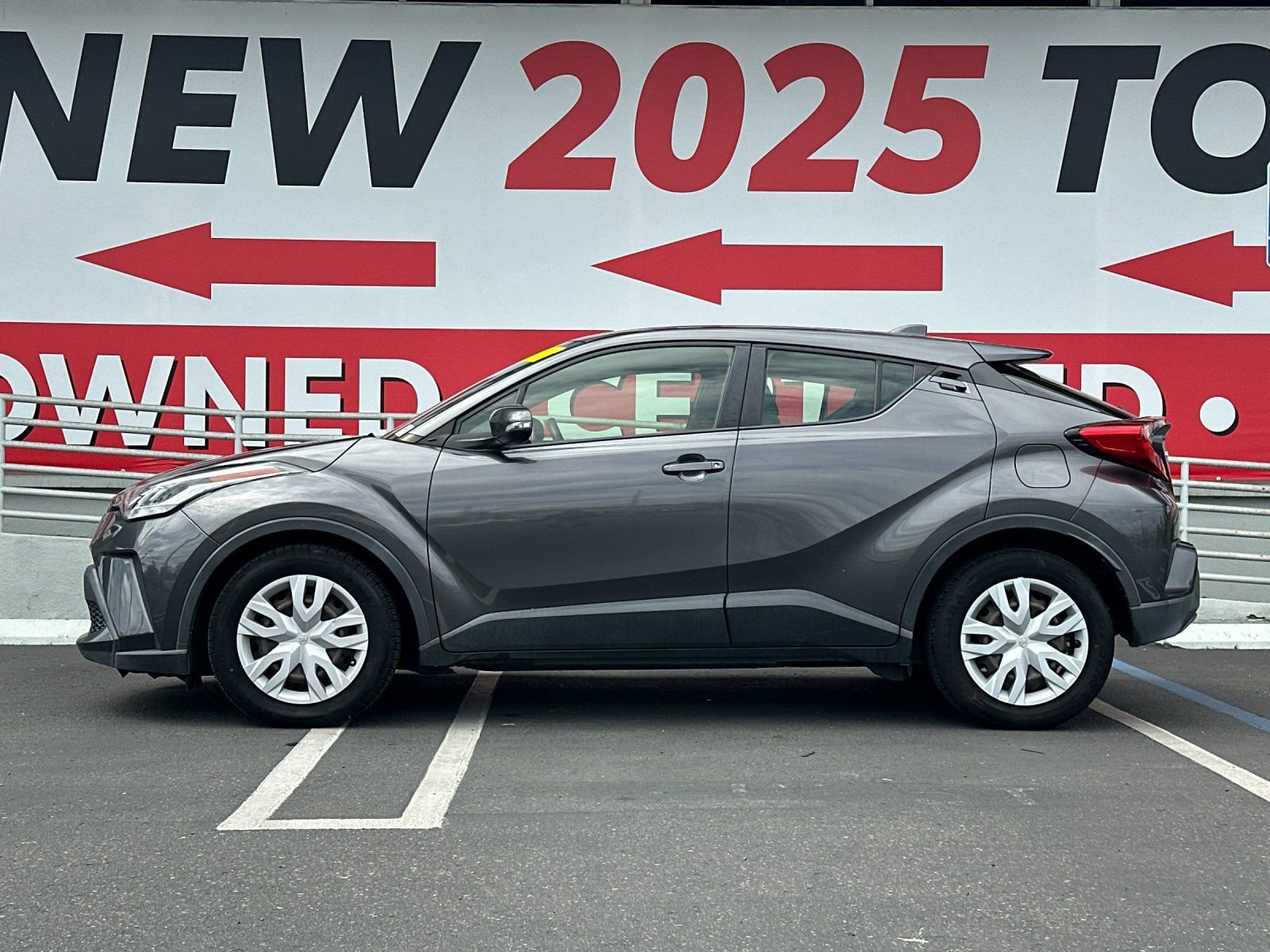 Used 2020 Toyota C-HR LE image 2