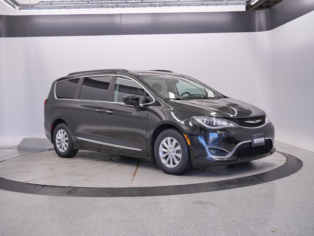 Certified 2017 Chrysler Pacifica Touring-L FWD image 10