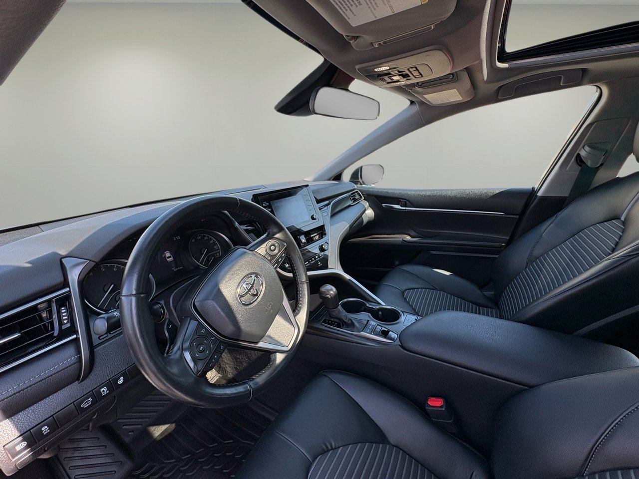 Used 2022 Toyota Camry SE w/ Cold Weather Package image 14