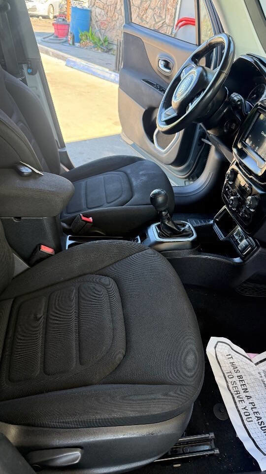 Used 2018 Jeep Renegade Latitude image 18