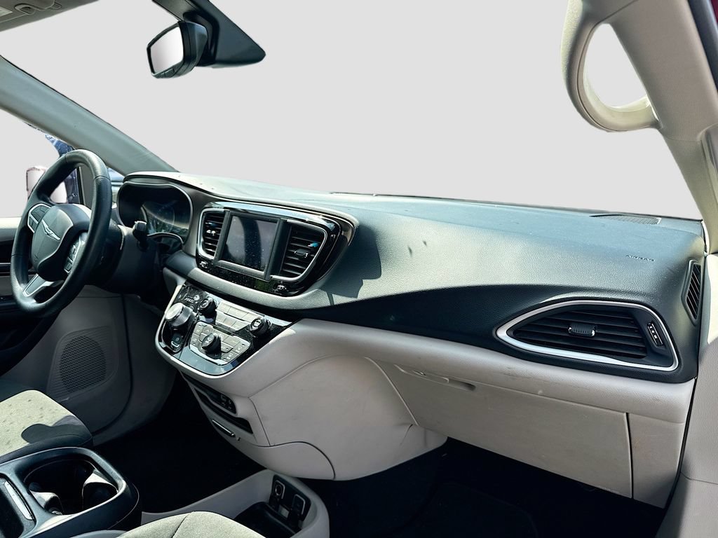 Used 2019 Chrysler Pacifica Touring Plus w/ Tire & Wheel Group FWD image 28