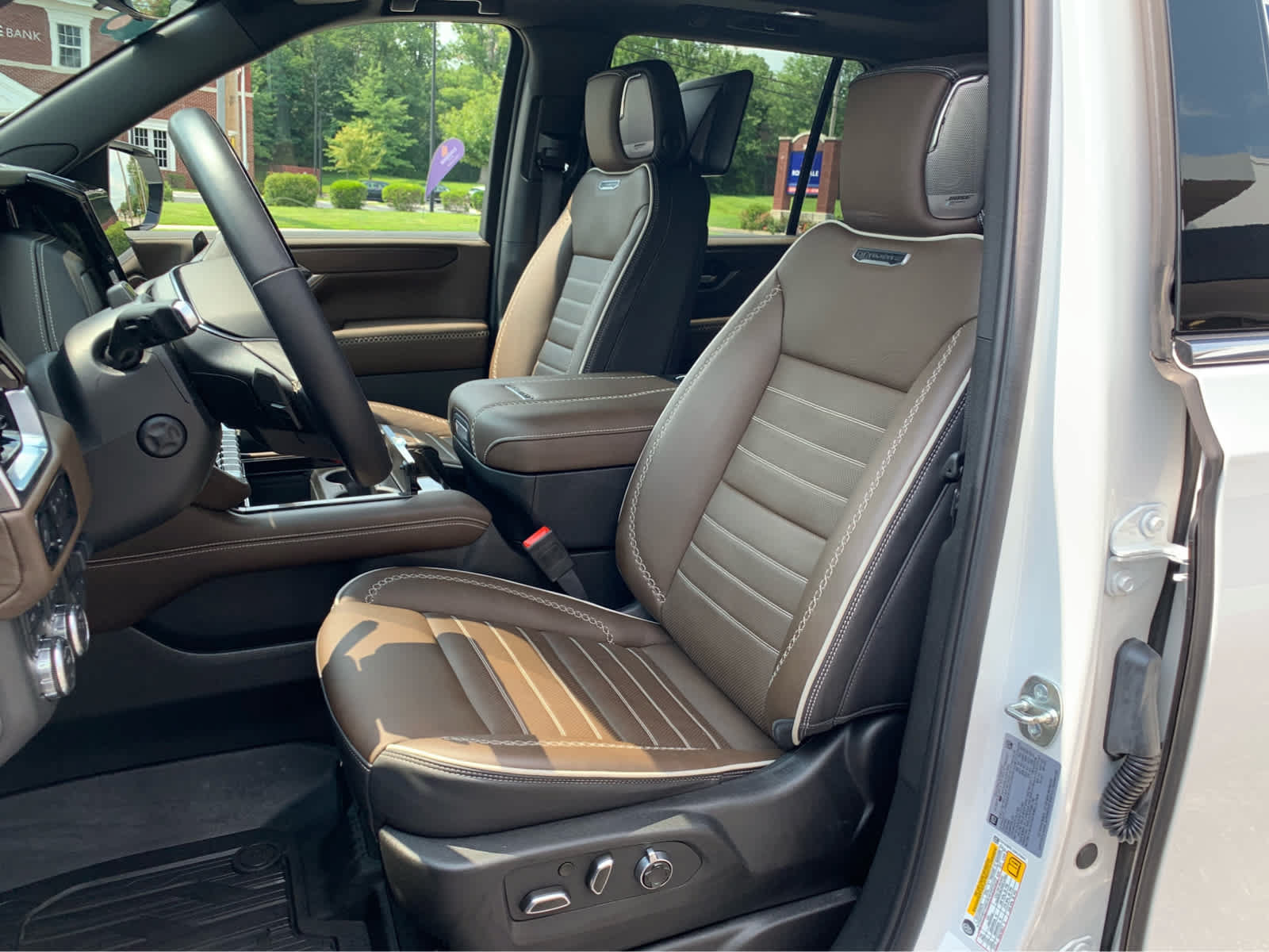 Used 2025 GMC Yukon Denali Ultimate AWD/4WD image 13