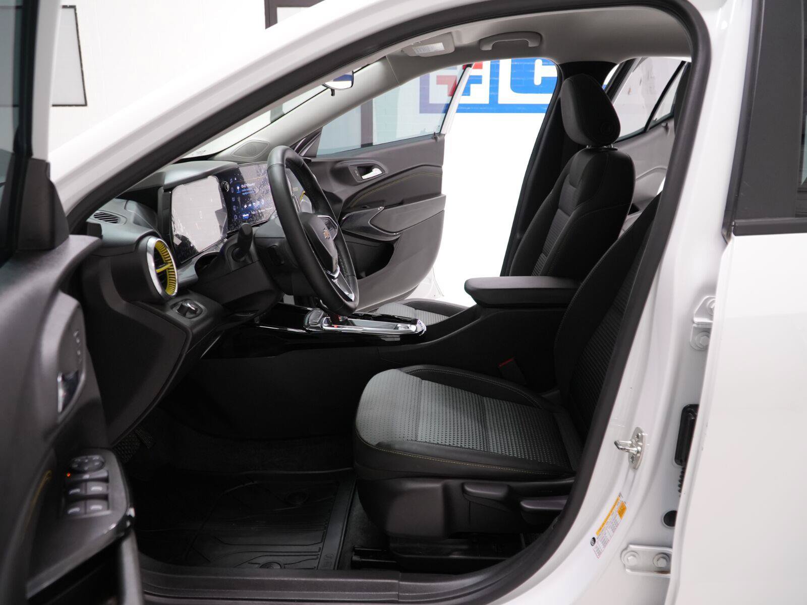 Used 2026 Chevrolet Trax LT w/ Driver Confidence Package FWD image 8