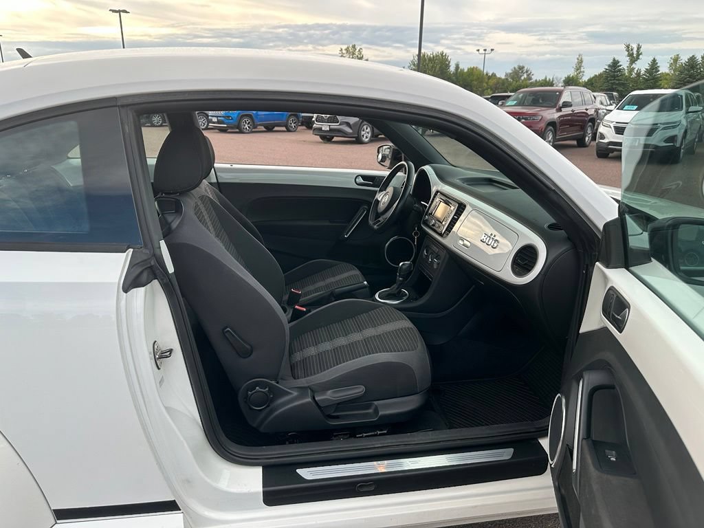 Used 2012 Volkswagen Beetle Launch Edition FWD image 26