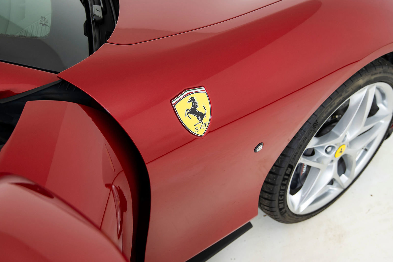 Certified 2025 Ferrari Roma Spider RWD image 31