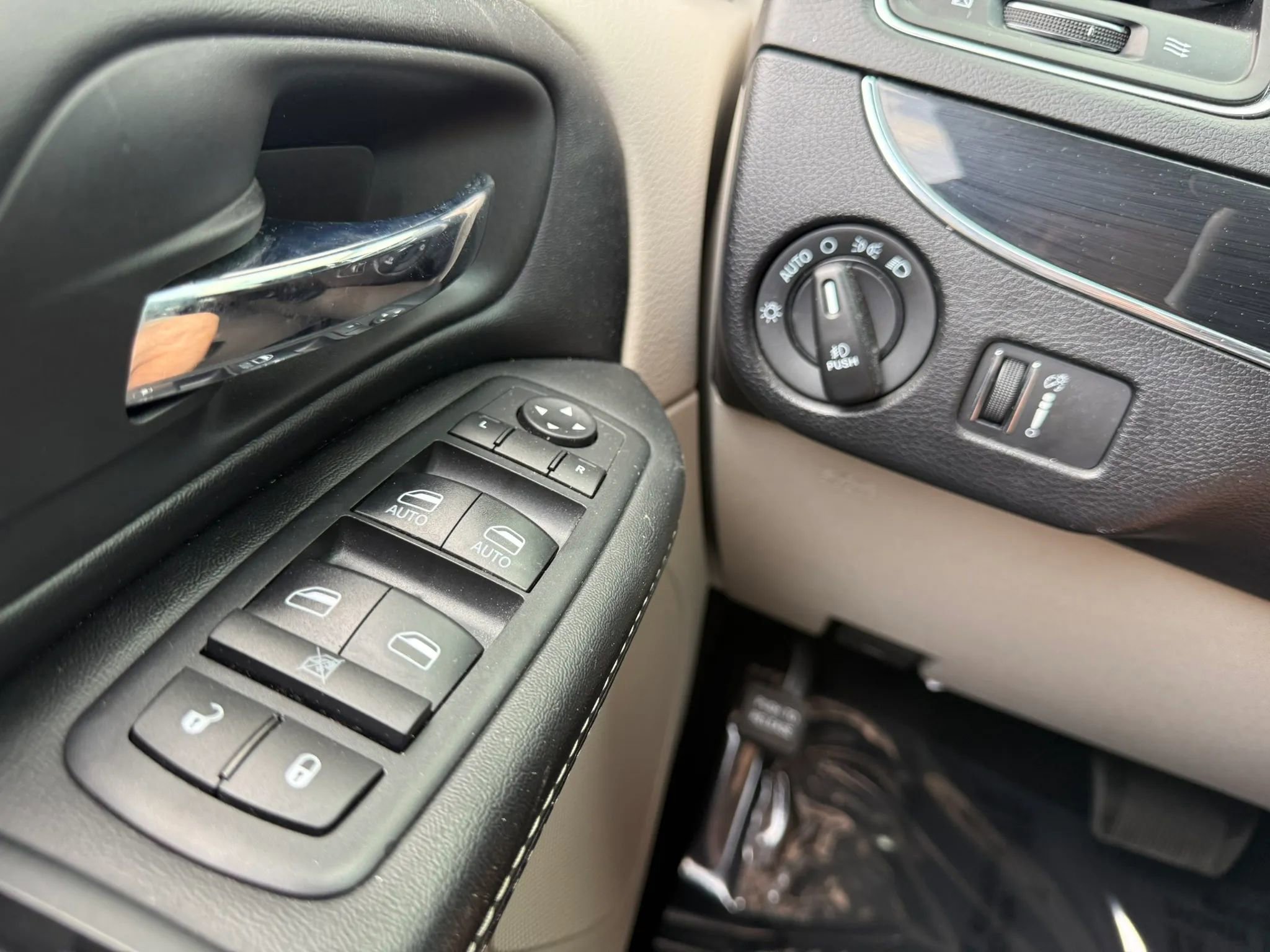 Used 2018 Dodge Grand Caravan SXT FWD image 18