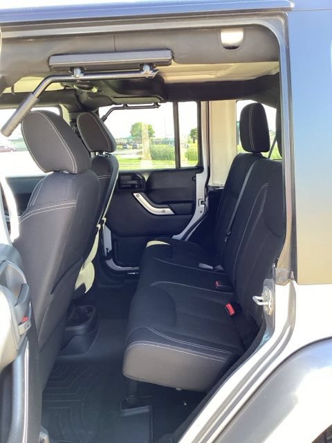 Used 2015 Jeep Wrangler Unlimited Sahara w/ Dual Top Group AWD/4WD image 7