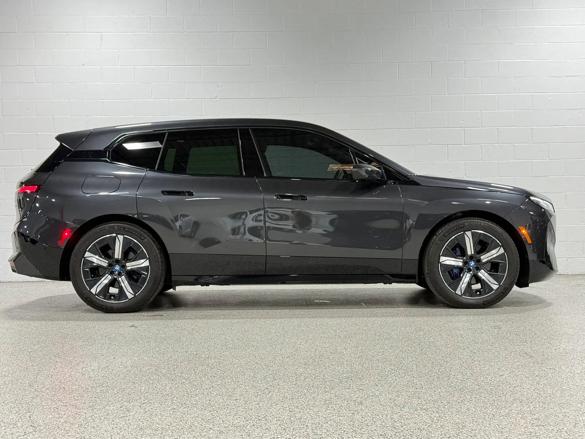 Used 2023 BMW iX xDrive50 w/ Premium Package AWD/4WD image 5