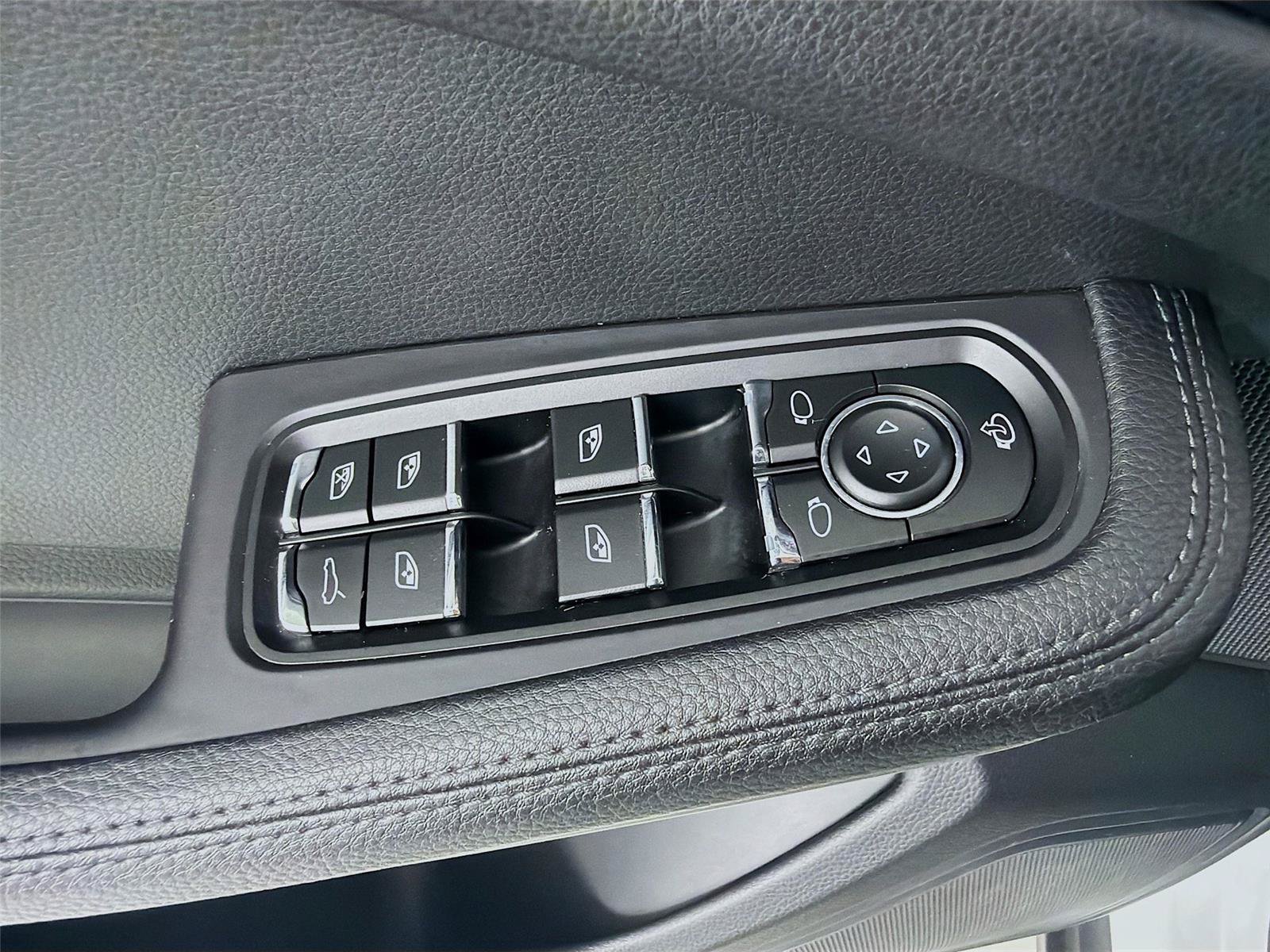 Certified 2023 Porsche Macan Turbo AWD/4WD image 8