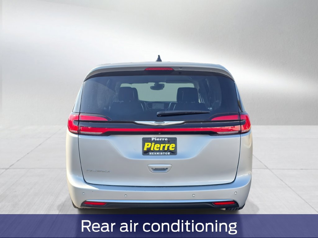 Used 2024 Chrysler Pacifica Touring-L FWD image 5