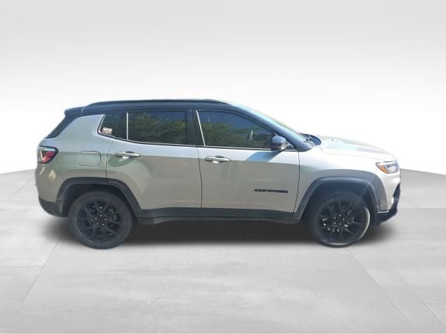 Used 2023 Jeep Compass Latitude w/ Sun and Sound Group AWD/4WD image 8