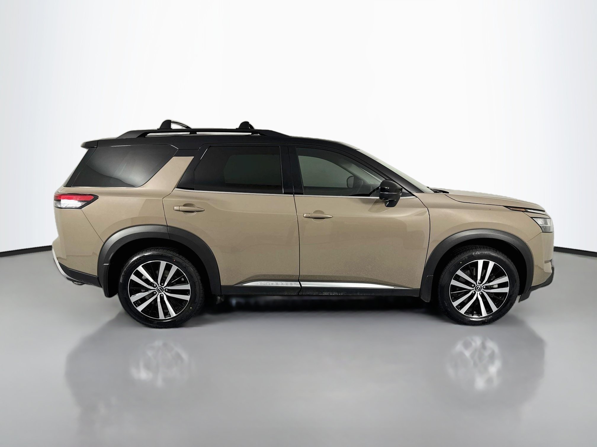 Used 2024 Nissan Pathfinder Platinum w/ Black Appearance Package AWD/4WD image 4